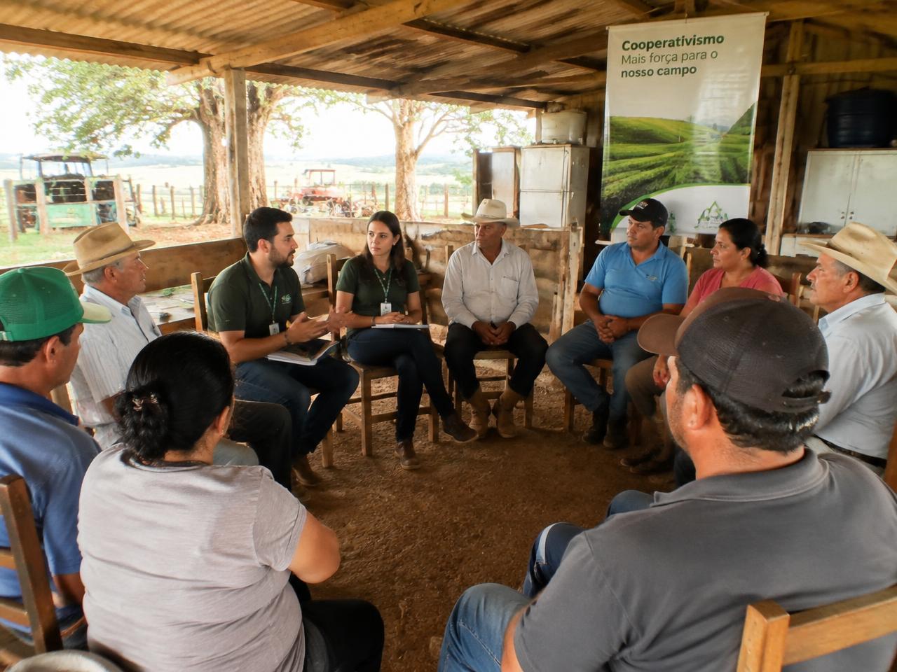 Cooperados da COMAFAP reunidos em roda de conversa no campo